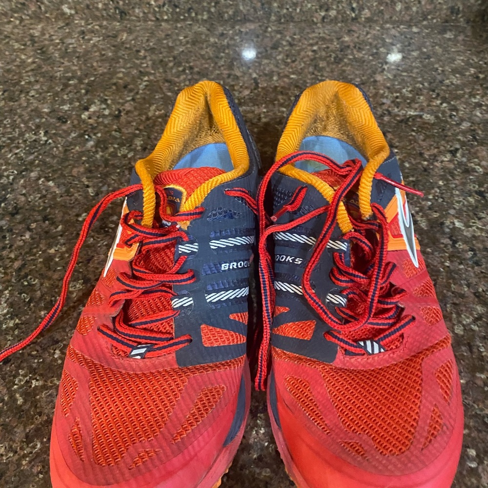 Brooks Trail Run Shoes Men’s sz 9